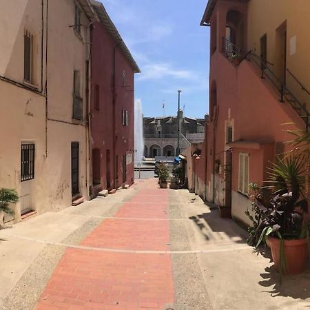 Between The Roofs Of Menton Old Town And The Sea Bagian luar foto