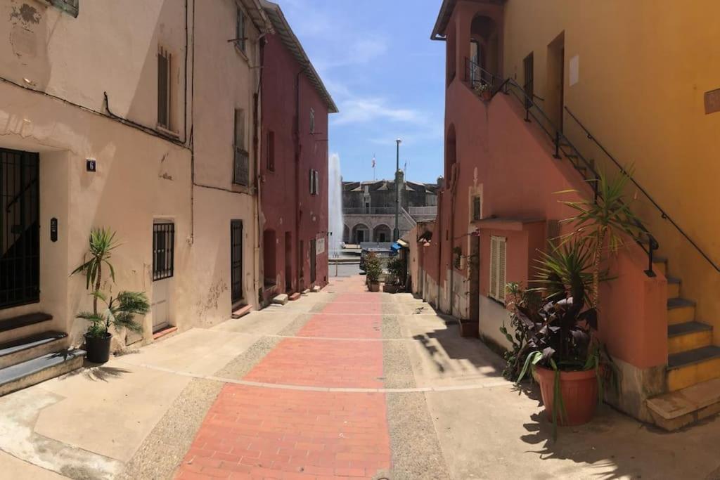 Between The Roofs Of Menton Old Town And The Sea Bagian luar foto