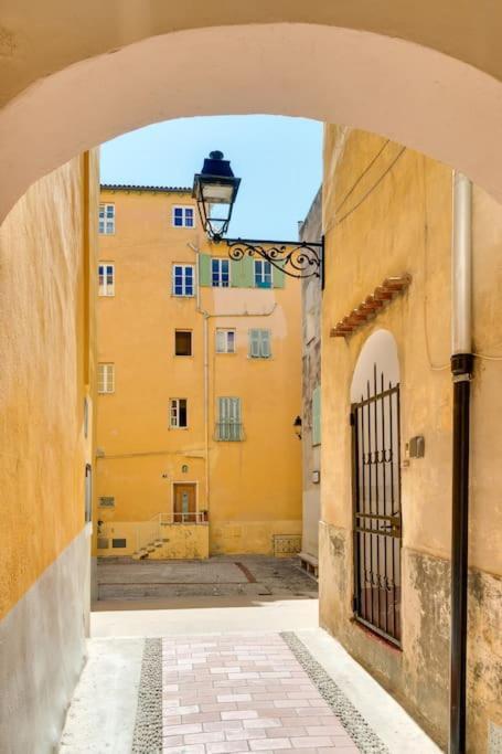 Between The Roofs Of Menton Old Town And The Sea Bagian luar foto